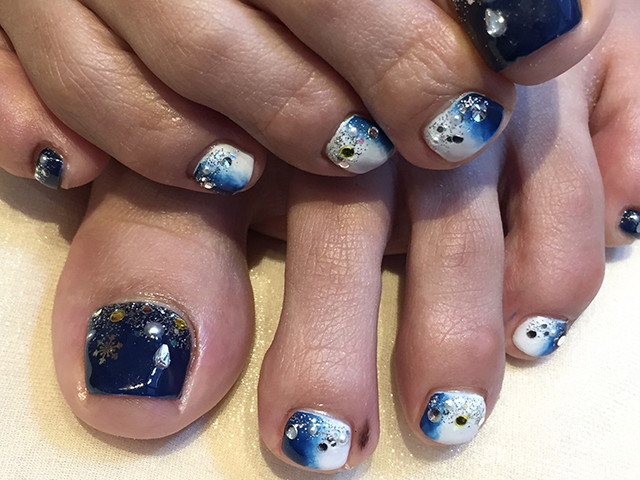 真っ青な冬の空にふわっと舞う雪の欠片