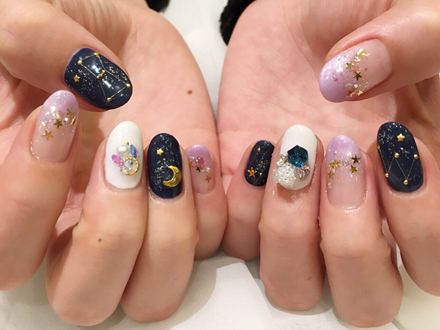 幻想的な星々が指先を輝かせる